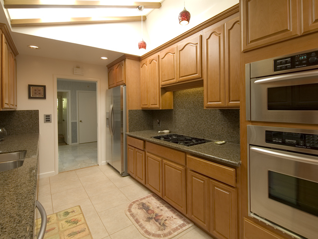 Kitchen Stove  picture - 575 Madison Way, Palo Alto 94303