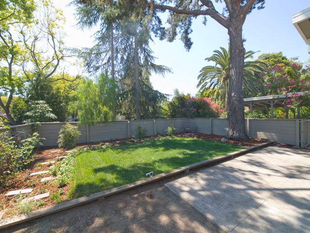 Front Yard picture - 352 Carolina Ln, Palo Alto 94306