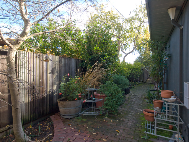 Side Yard Picture - 281 Parkside Dr, Palo Alto 94306 Side Yard picture - 281 Parkside Dr, Palo Alto 94306