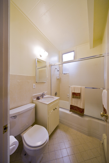 Bath2 picture - 22 Roosevelt Cir, Palo Alto 94306