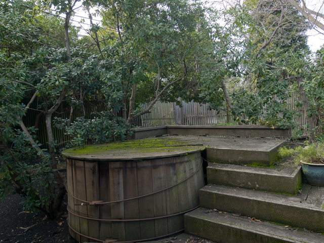 Tub Sideyard  picture - 3084 Stelling Dr, Palo Alto 94303
