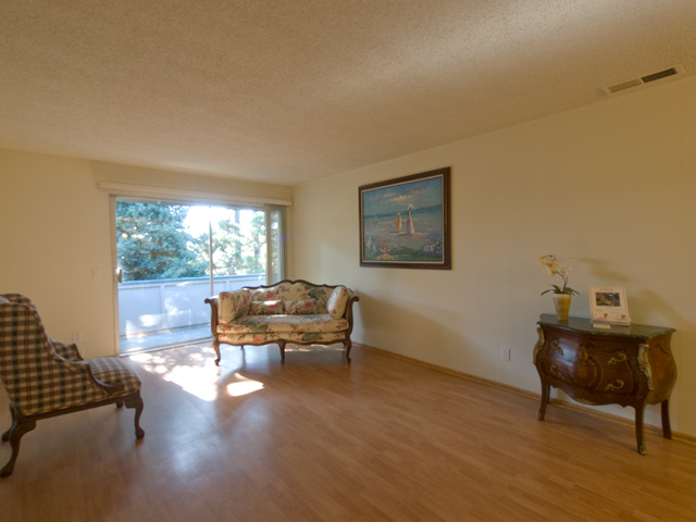 Living (B) picture - 2450 W Bayshore Rd 2, Palo Alto 94303