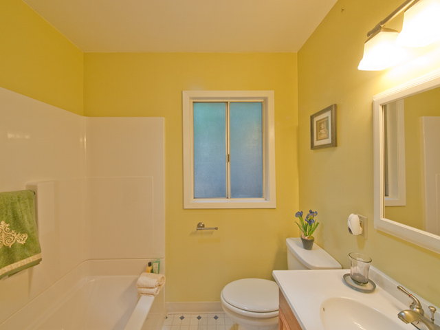 Bathroom picture - 4257 Los Palos Ave, Palo Alto 94306