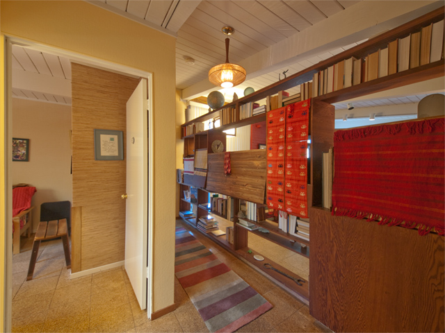 Hallway  picture - 930 Los Robles Ave, Palo Alto 94306