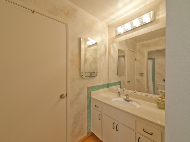 Upstairs Bath (B) Picture - 125 Ortega Ave, Mountain View 94040 Upstairs Bath (B) picture - 125 Ortega Ave, Mountain View 94040