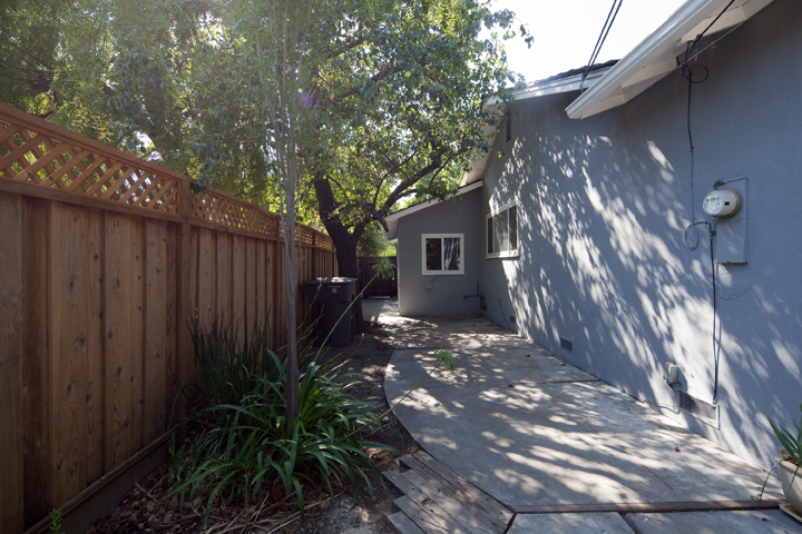 Sideyard  picture - 1032 Cuesta Dr, Mountain View 94040