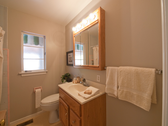 Bath picture - 4080 Park Blvd, Palo Alto 94306