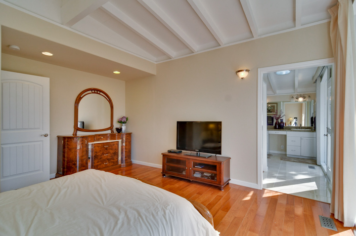 Master Bedroom picture - 3084 Stelling Dr, Palo Alto 94303