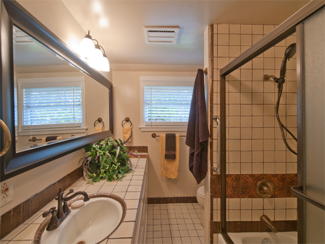 Bath 1 picture - 724 San Carlos Ct, Palo Alto 94306