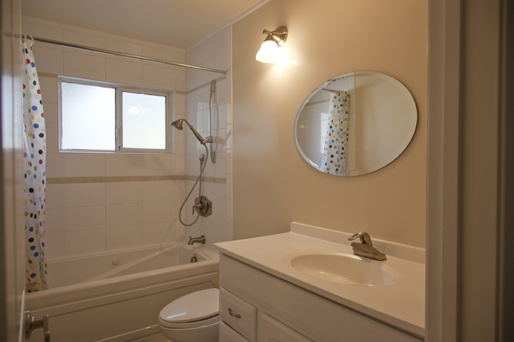 Bathroom (B) picture - 614 Torwood Ln, Los Altos 94022