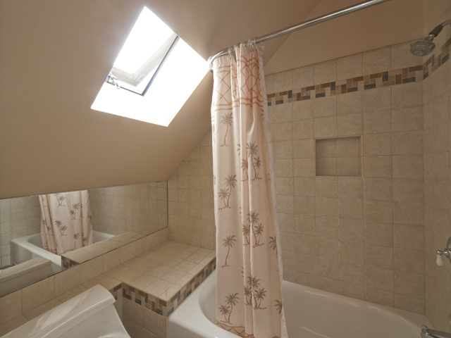 Upstairs Bath picture - 461 W Meadow, Palo Alto 94306