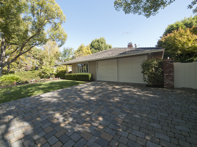 Driveway picture - 144 Walter Hays Dr, Palo Alto 94303