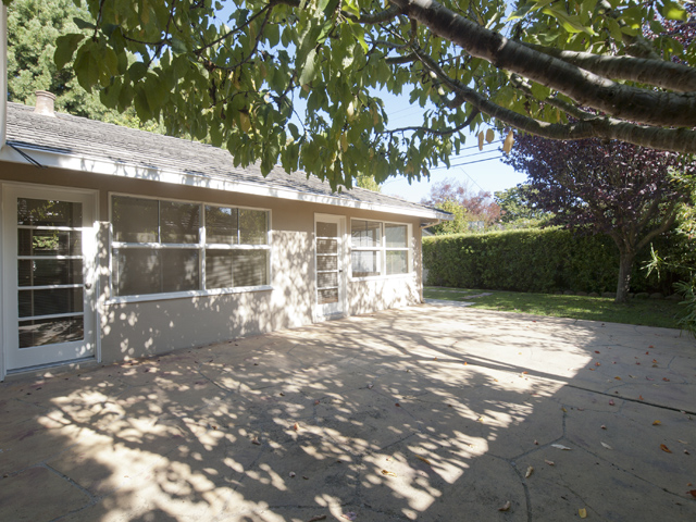 Side Patio picture - 144 Walter Hays Dr, Palo Alto 94303