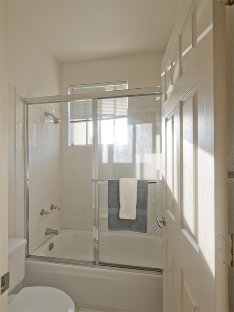Upstairs Bath (B) Picture - 810 Corriente Point Dr, Redwood Shores 94065 Upstairs Bath (B) picture - 810 Corriente Point Dr, Redwood Shores 94065