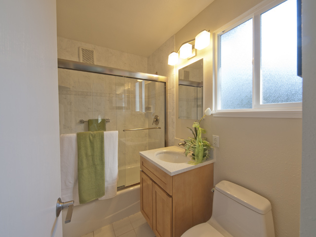 Master Bath picture - 976 Elsinore Dr, Palo Alto 94303