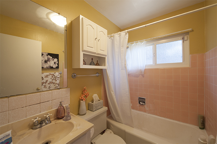Bathroom picture - 3510 Middlefield Rd, Palo Alto 94306