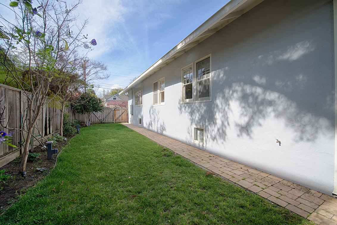Side Yard picture - 229 Byron St, Palo Alto 94301