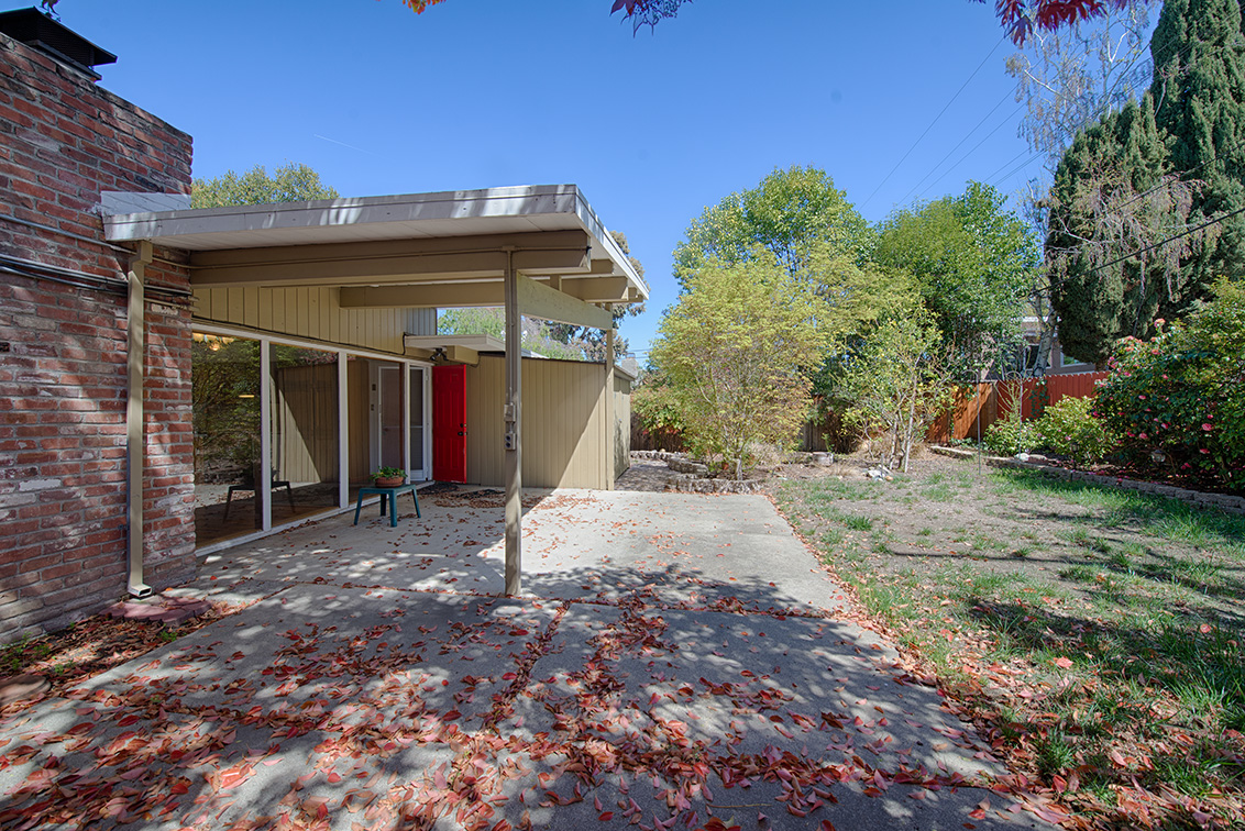 Backyard picture - 381 Carolina Ln, Palo Alto 94306