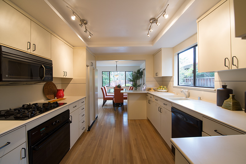 Kitchen (C) picture - 1140 S California Ave, Palo Alto 94306