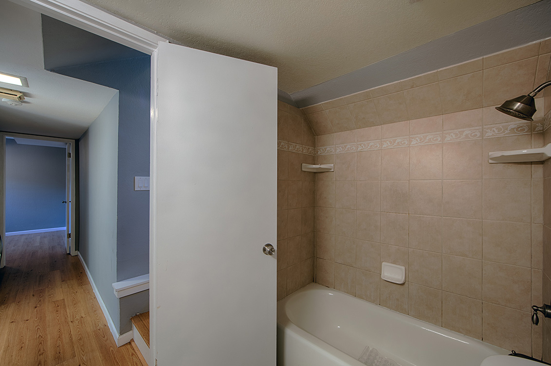 Bathroom (B) Picture - 2128 Canoas Garden Ave B, San Jose 95125 Bathroom (B) picture - 2128 Canoas Garden Ave B, San Jose 95125