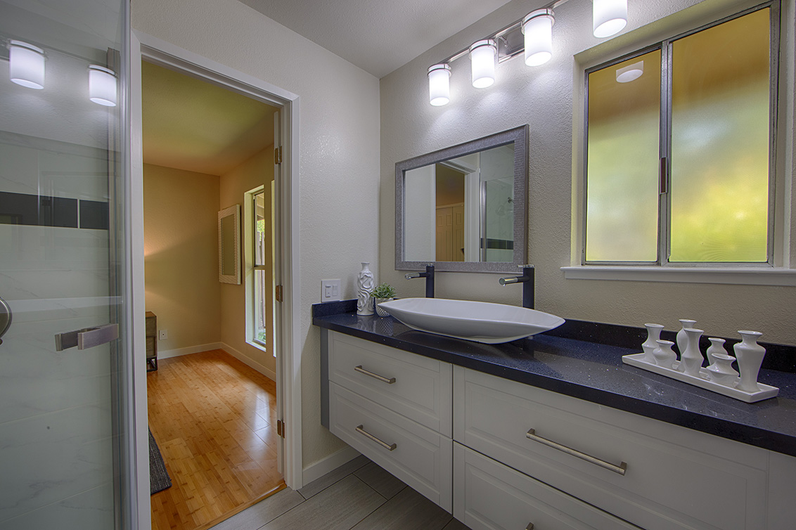 Master Bath (B) Picture - 224 E Red Oak Dr L, Sunnyvale 94086 Master Bath (B) picture - 224 E Red Oak Dr L, Sunnyvale 94086