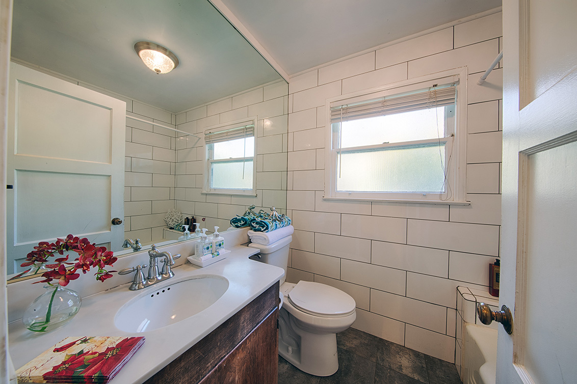 Bathroom 1 (B) picture - 1400 Edgewood Rd, Redwood City 94062