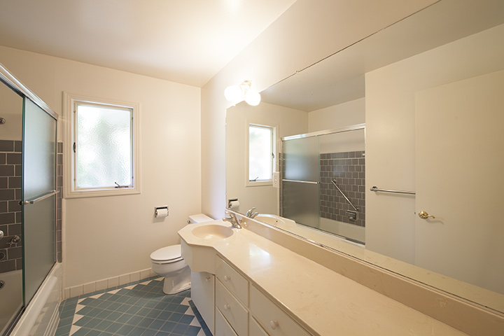 Bathroom 2 (A) picture - 554 Hilbar Ln, Palo Alto 94303