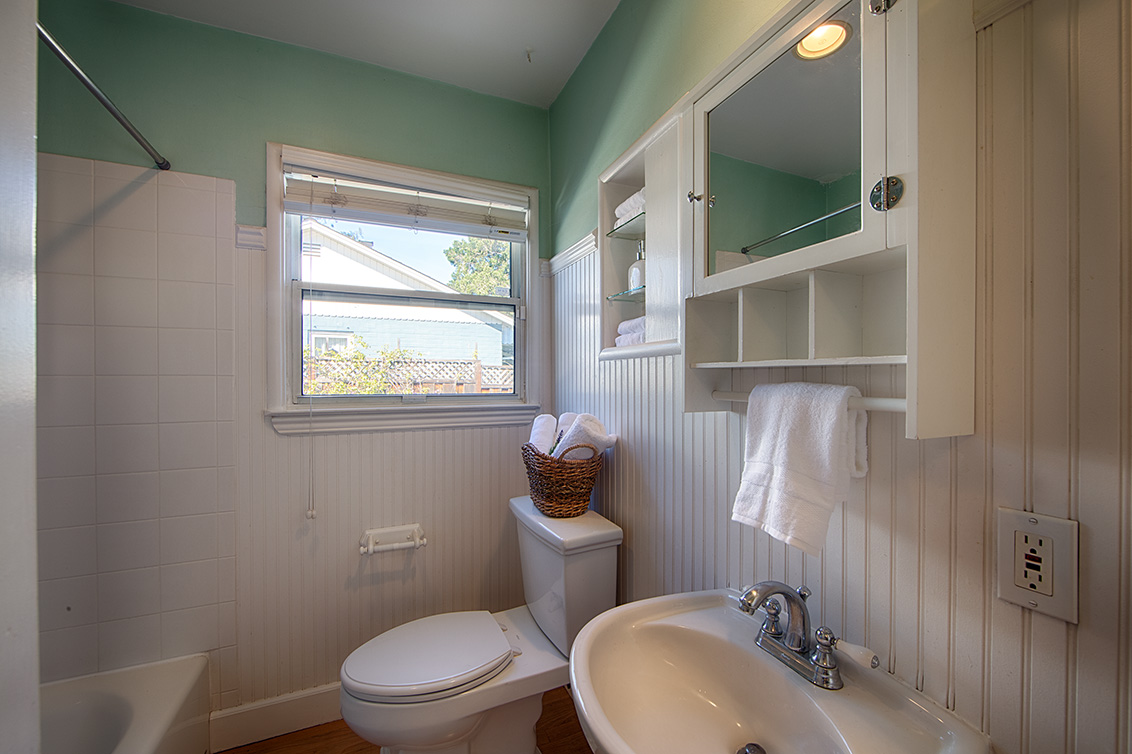 Bathroom 2 (A) picture - 15612 Linda Ave, Los Gatos 95032