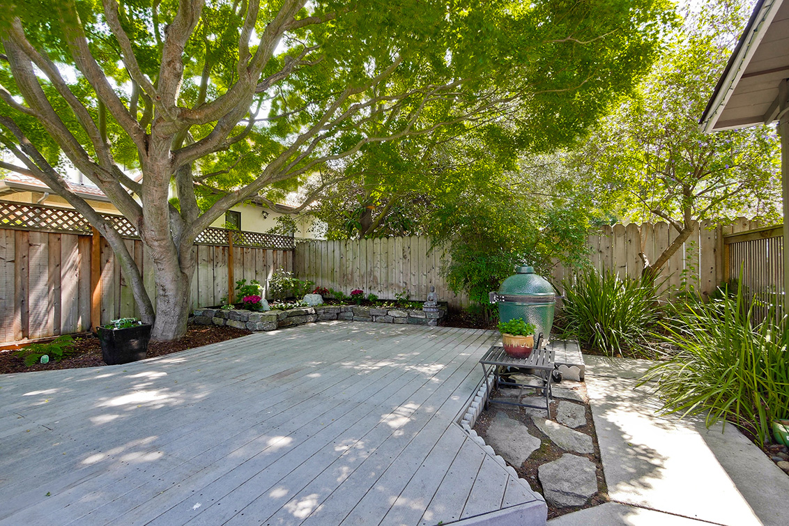 Backyard (L) picture - 4237 Suzanne Dr, Palo Alto 94306