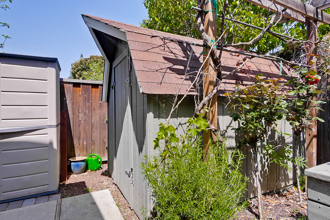 Backyard (M) picture - 4237 Suzanne Dr, Palo Alto 94306