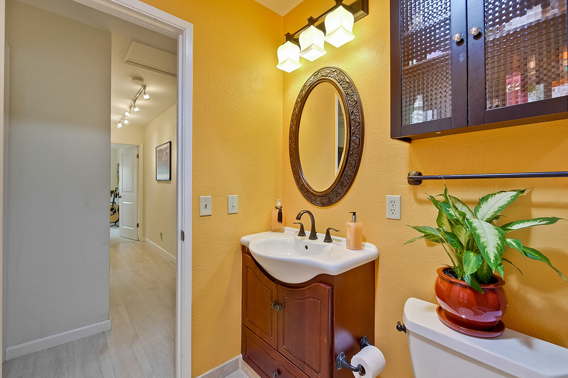 Bathroom 2 (B) picture - 4237 Suzanne Dr, Palo Alto 94306