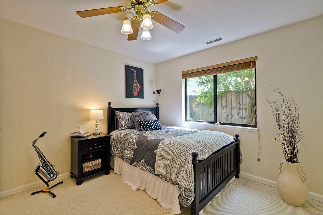 Bedroom 3 (B) picture - 4237 Suzanne Dr, Palo Alto 94306