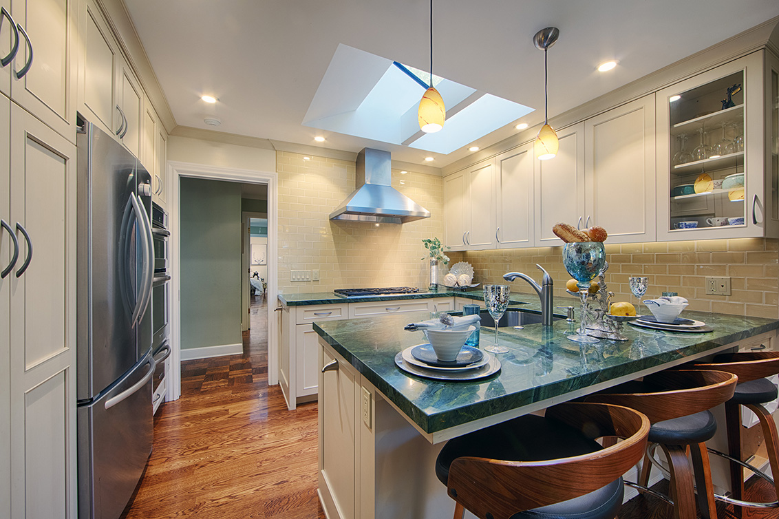 Kitchen (B) picture - 520 Rhodes Dr, Palo Alto 94303