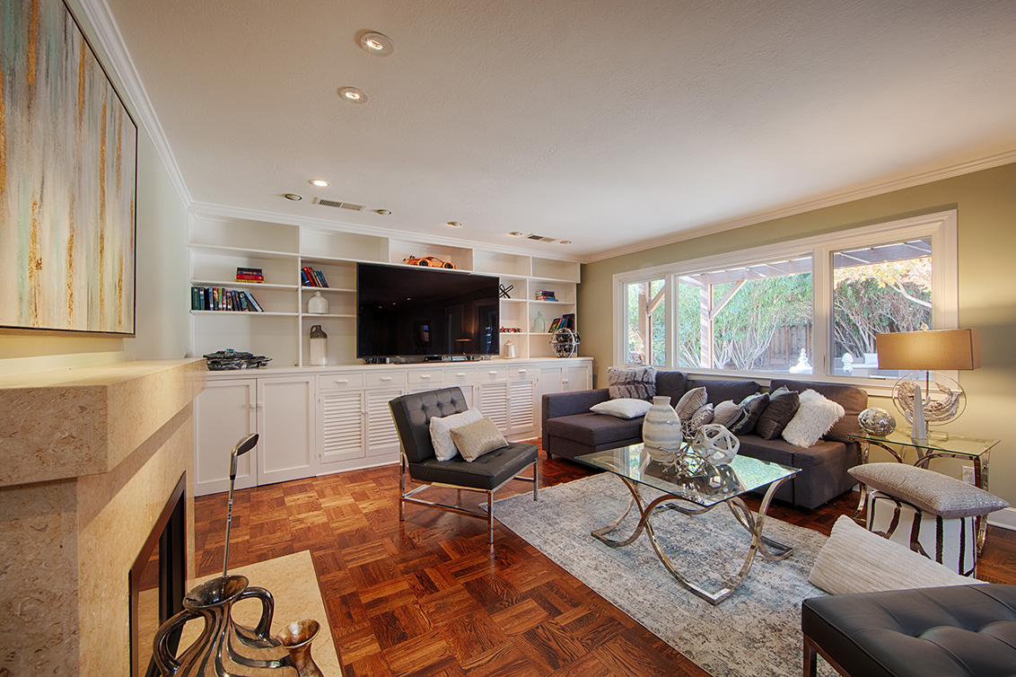 Living Room (B) picture - 520 Rhodes Dr, Palo Alto 94303