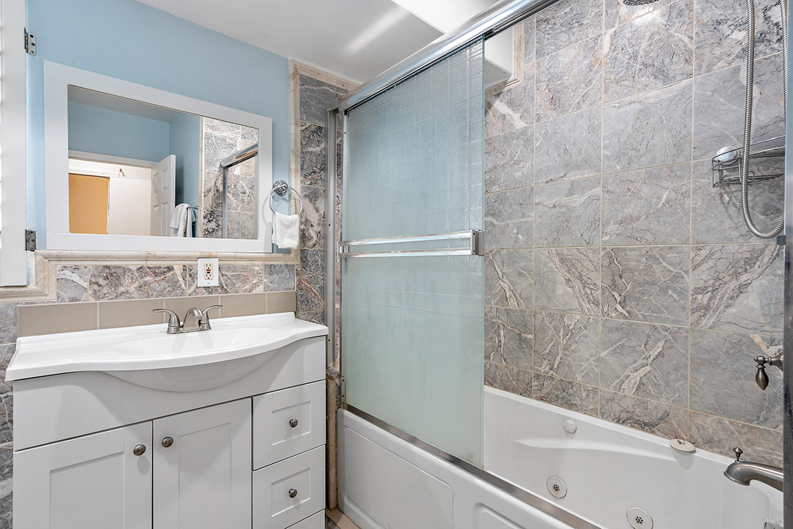 Bathroom 2 (B) picture - 126 E Humboldt St, San Jose 95112