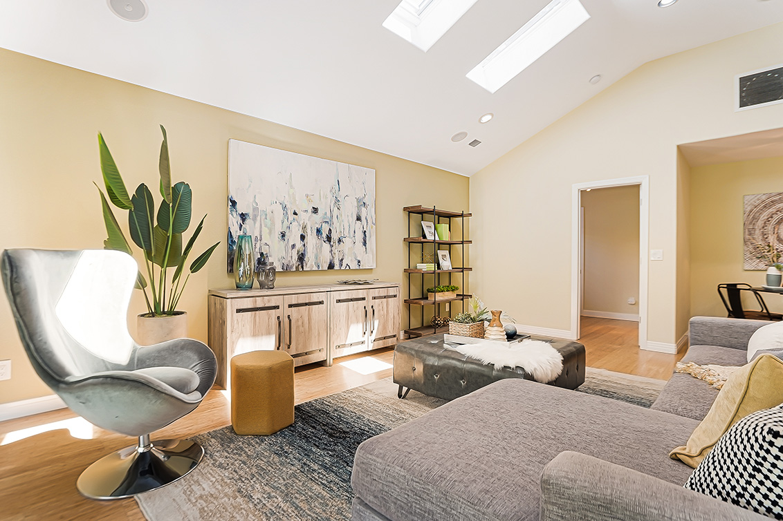 Family Room (B) picture - 907 Clara Dr, Palo Alto 94303