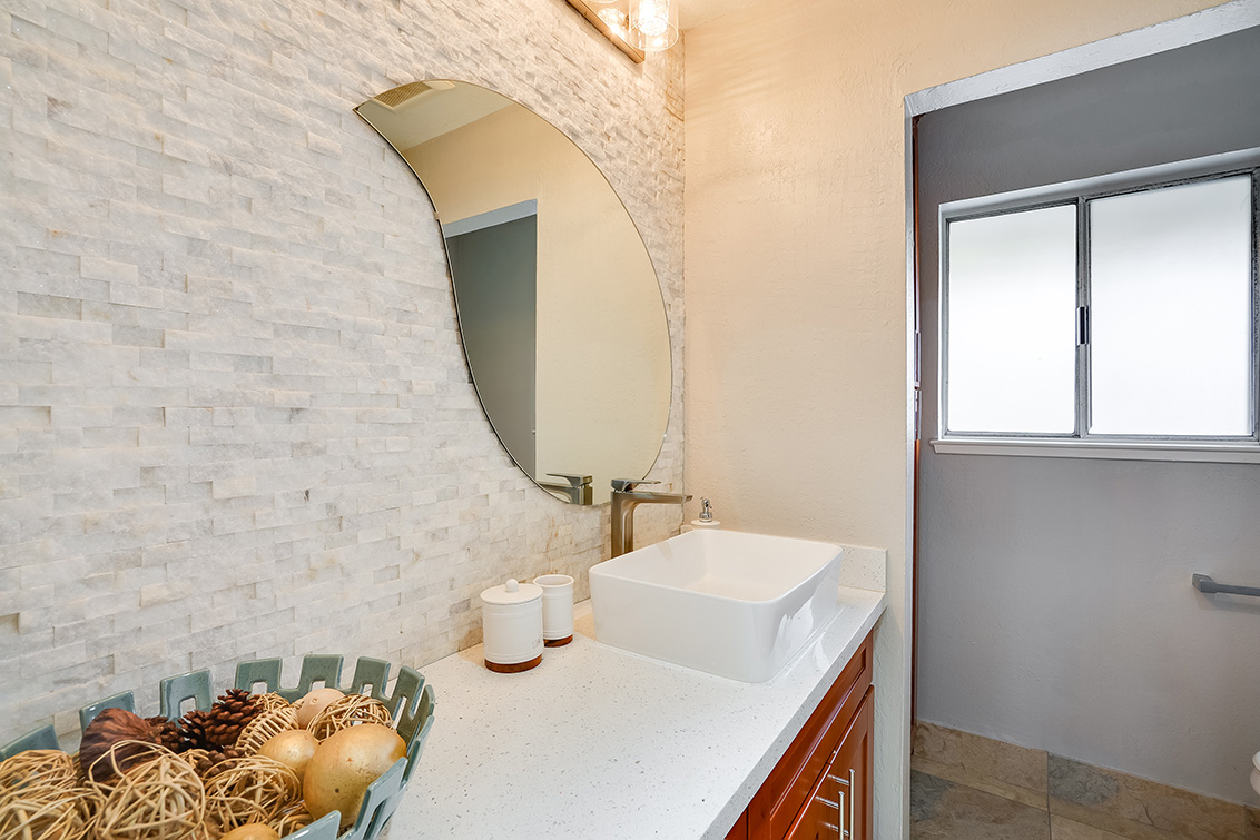Upstairs Bath  picture - 10572 White Fir Ct, Cupertino 95014